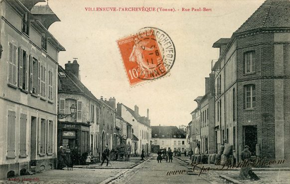 Carte Postale Ancienne de Villeneuve - l'Archevêque rue Paul Bert