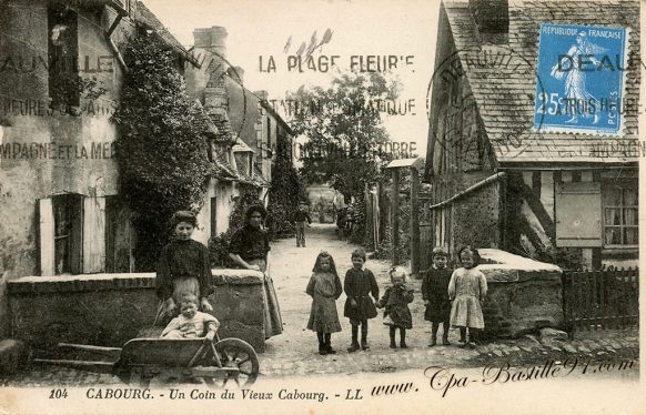 Carte postale Ancienne de Cabourg - Un coin du Vieux Cabourg