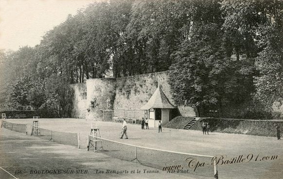 Carte Postale Ancienne - Boulogne sur Mer - Les rempart et le Tennis 