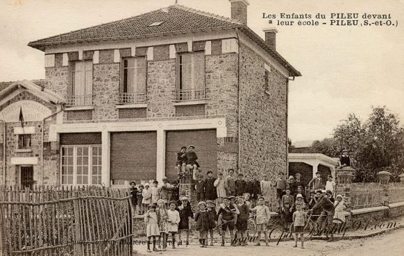 Carte Postale Ancienne des enfants du Pileu devant leur école