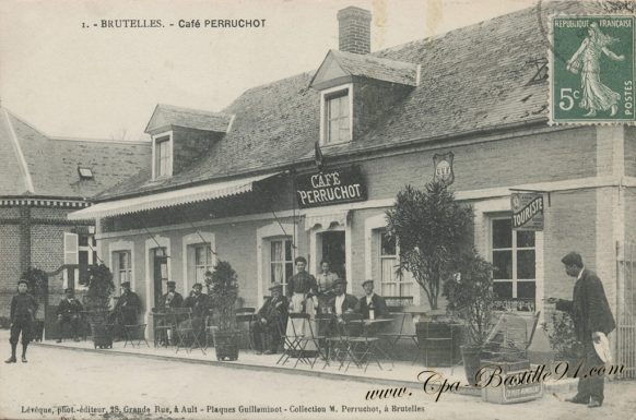 Carte Postale Ancienne de Brutelles - Le café Perruchot de belle époque à Aujourd'hui