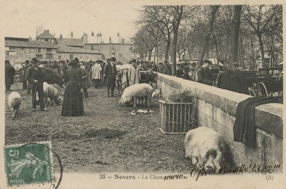 Carte Postale Ancienne de Nevers - Le Champ de foire