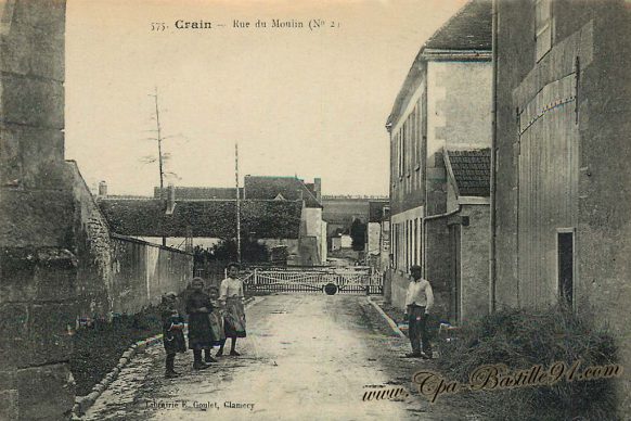 Carte Postale Ancienne de Crain la rue du Moulin