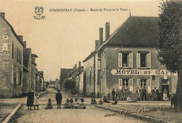 Carte Postale Ancienne de Courgenay - La route de Pouy et la place