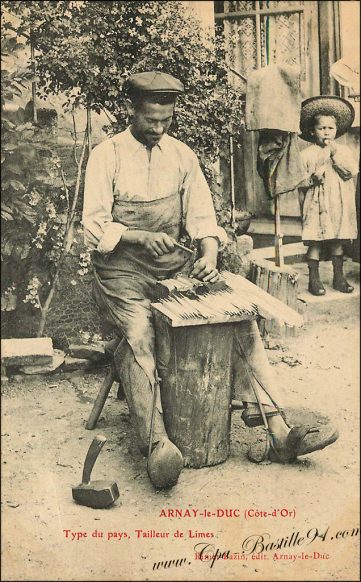 Carte Postale Ancienne de Arnay-le-Duc - Type du pays - Un tailleur de Limes