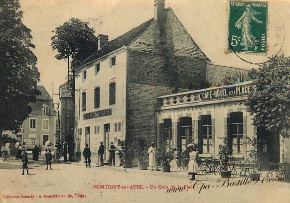 Carte Postale Ancienne de Montigny-sur-Aube - Un coin de la place