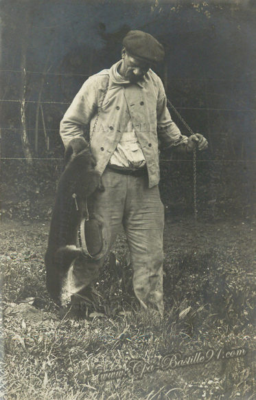 Carte postale photo d'un Piégeur de loutre en 1913 à Létanne