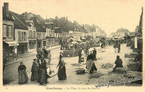 Courtenay - La Place, le jour du Marché