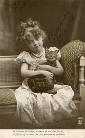 1912 Fille et garçon portant un panier de fleurs et chacun un bouquet